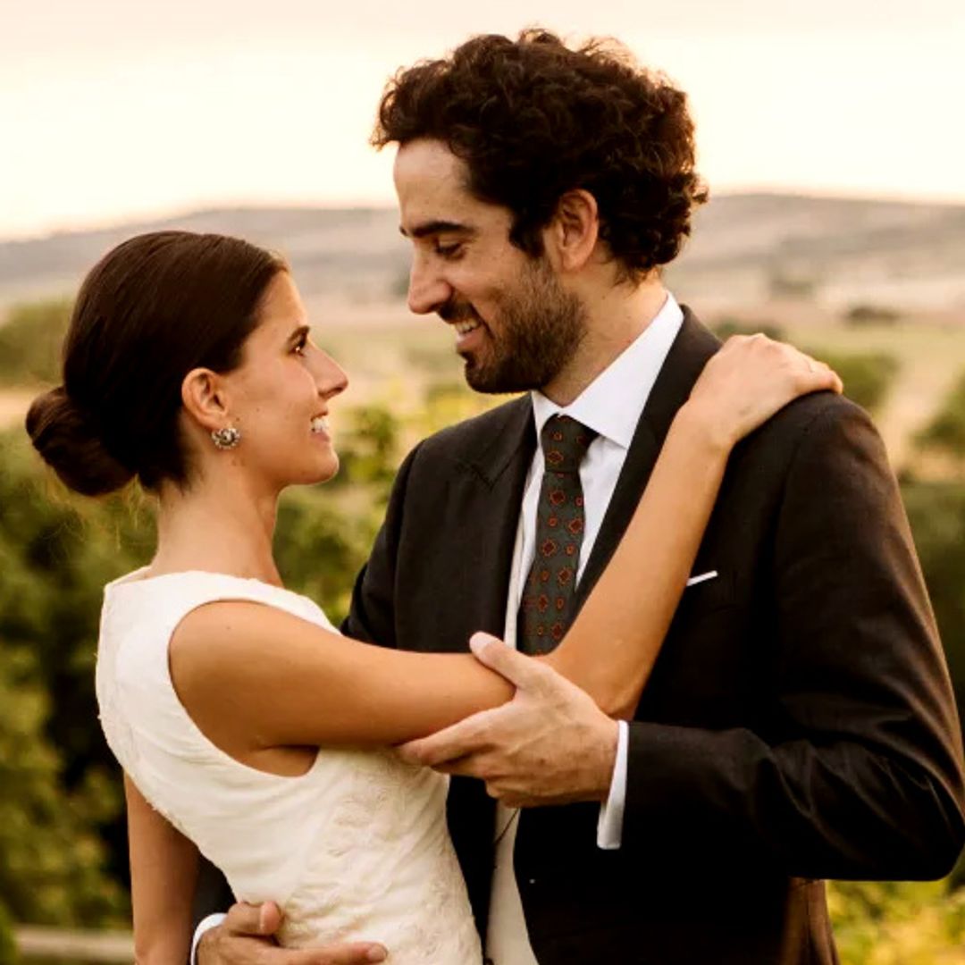Natalia, la novia experta en perfumes que decoró su boda silvestre con velas de Loewe y llevó un vestido de mangas desmontables con joyas de su abuela