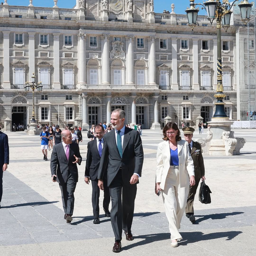 Las insólitas imágenes del rey Felipe VI saliendo del Palacio Real de Madrid como un turista más