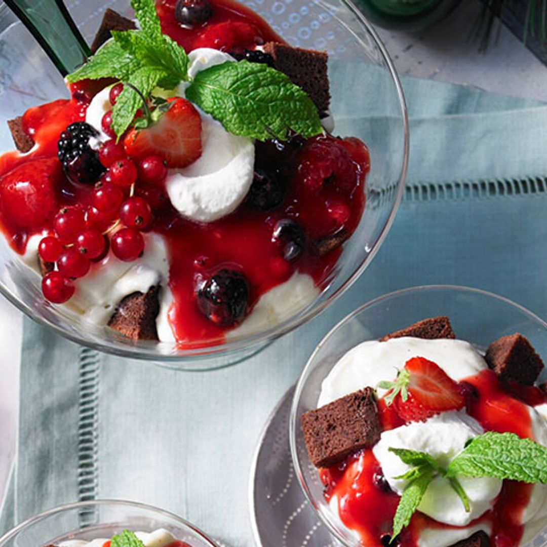'Trifle' de chantilly con bizcocho de chocolate y frutos rojos