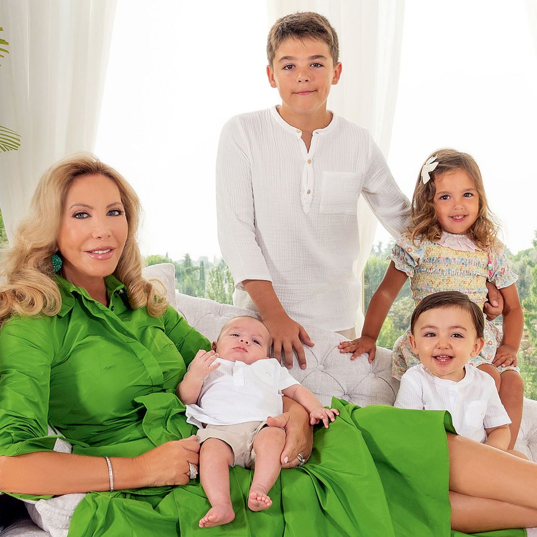 EXCLUSIVA. Norma Duval posa con sus "cuatro nietos": nos presenta al hijo de su sobrino Juan Carlos, al cumplirse un año de su muerte