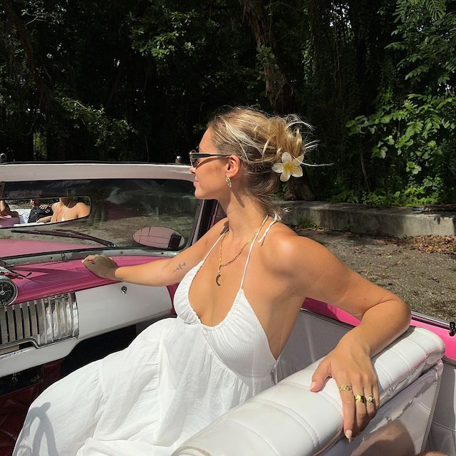 vestido blanco y un moño con pinza de flor