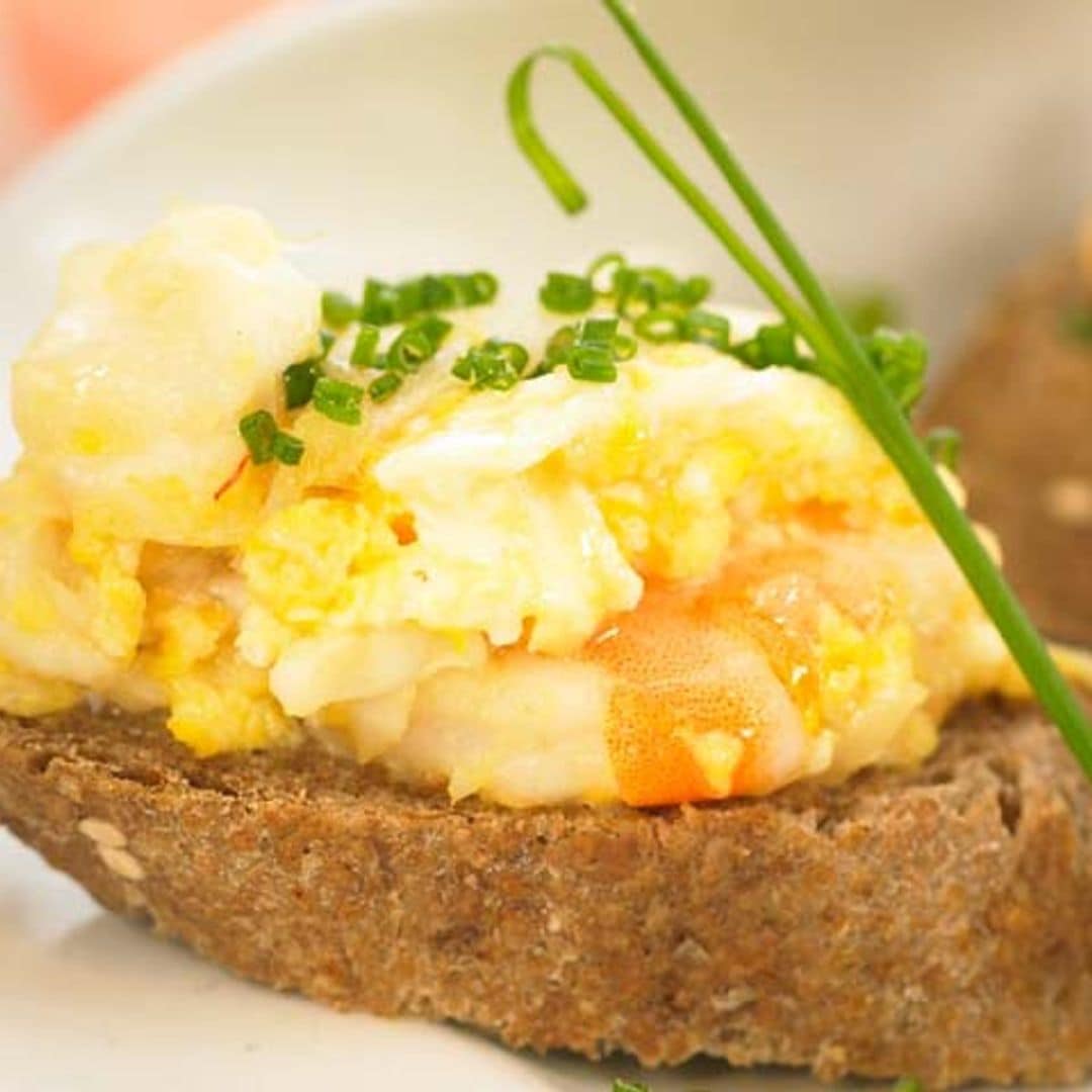 Huevos revueltos con bacalao, langostino y cebolla