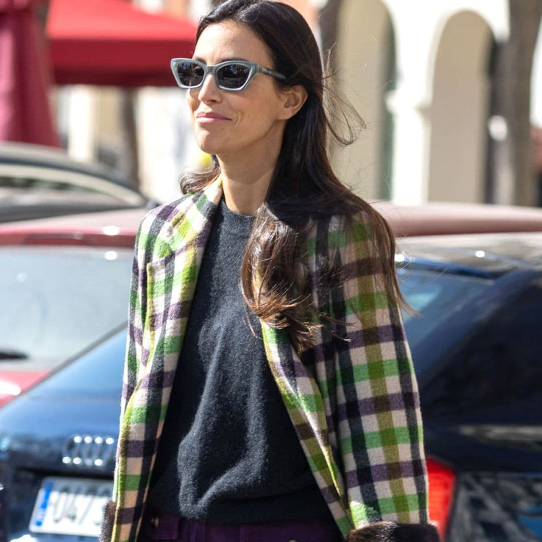 Los infalibles de Sassa de Osma en Madrid: abrigo estampado y jersey 'eco' español