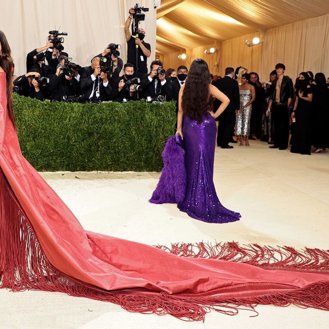 Rosalía debuta en el MET con un look de flecos... ¡inspirado en Lola Flores!