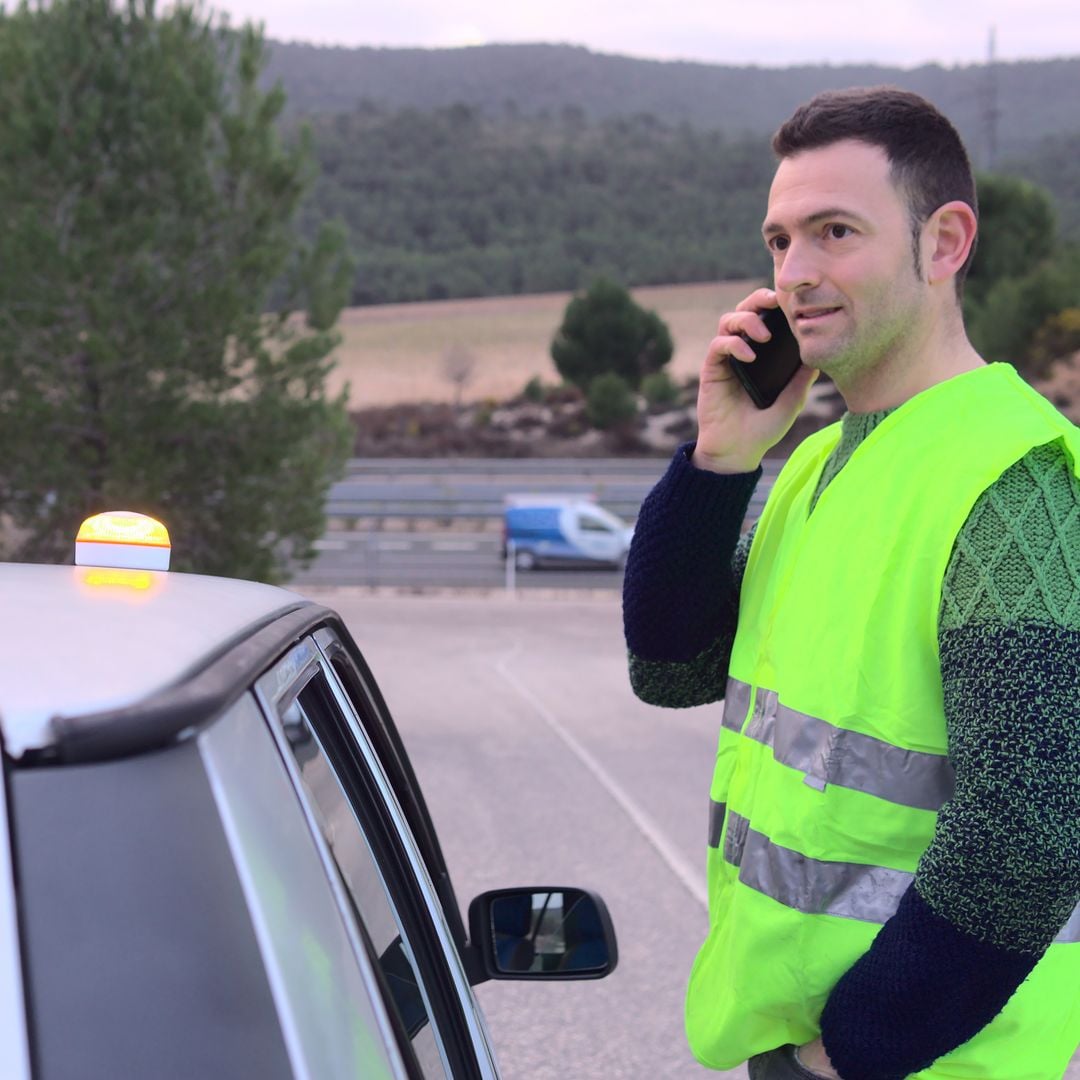 Cuidado si activas tu baliza V16: la Guardia Civil avisa de la llegada de 'grúas pirata' antes que tu propio seguro