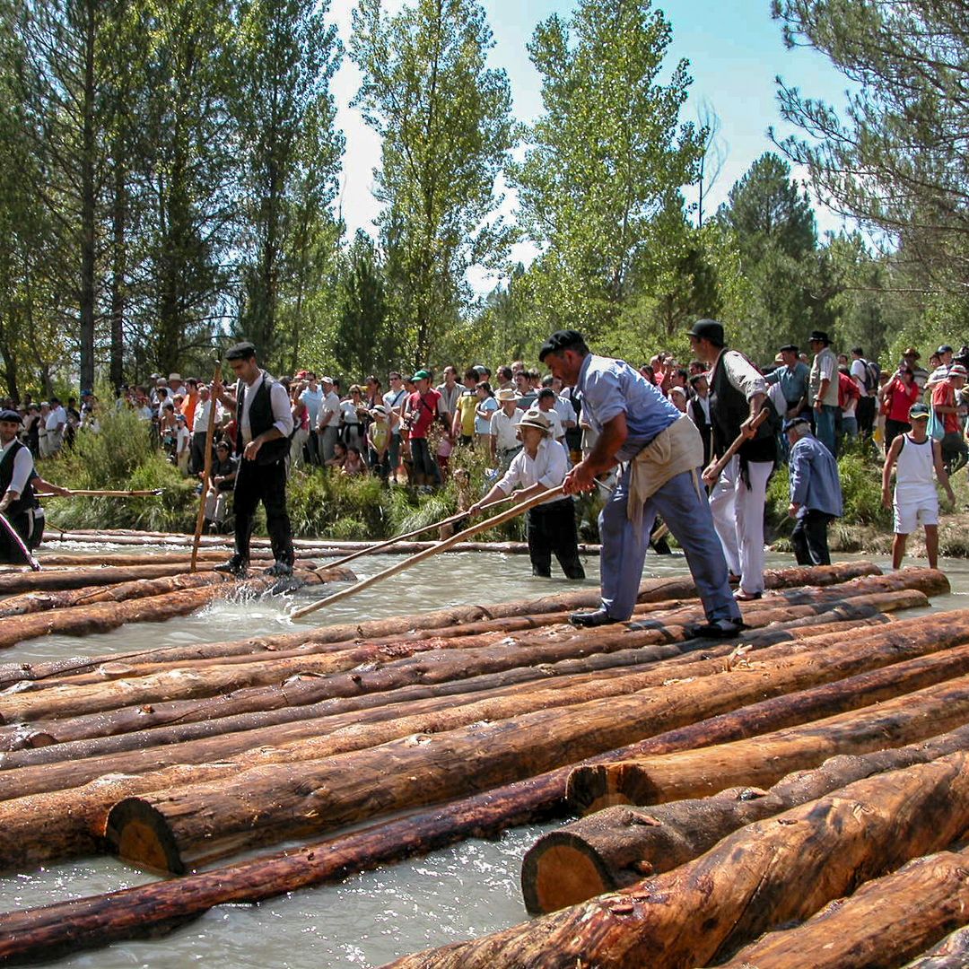 El pequeño pueblo de Guadalajara, de menos de 100 habitantes, que es famoso por sus cascadas y por el oficio más arriesgado del río Tajo