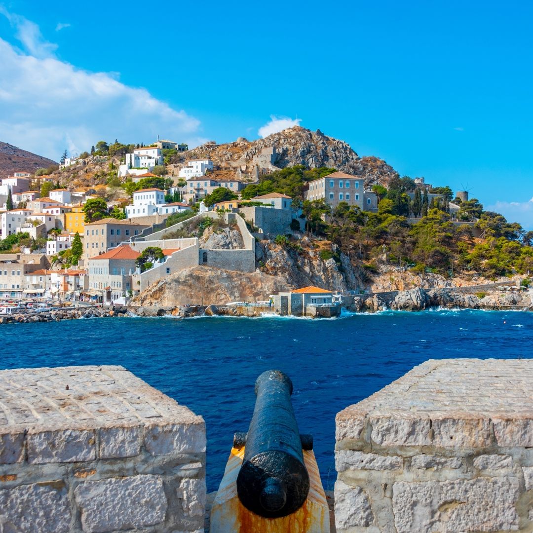 Antiguo cañón apuntando al bastión de Kavos, Grecia
