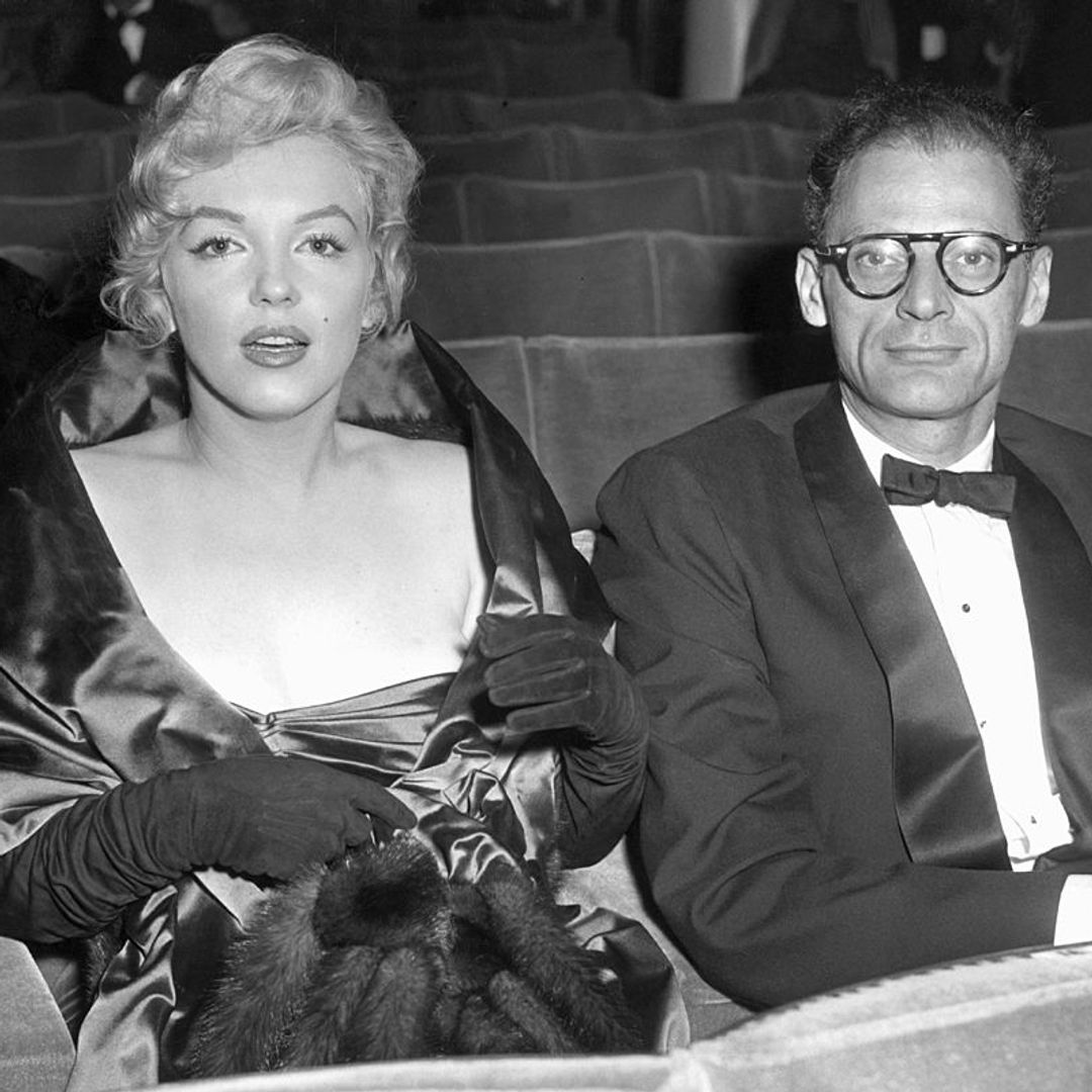 La actriz Marilyn Monroe y a su esposo, el escritor Arthur Miller, en el Comedy Theatre de Londres, mientras esperan el estreno de la nueva obra de Miller, 'Panorama desde el puente'
