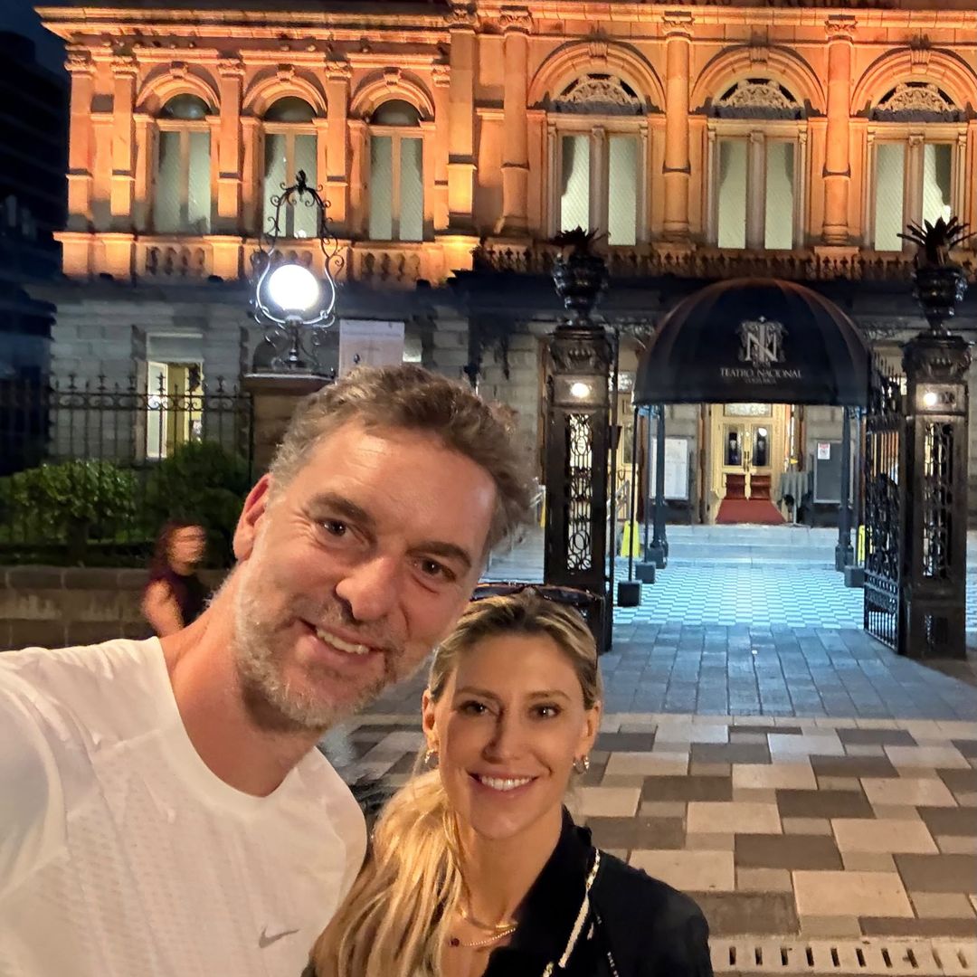 Pau Gasol y su mujer, Cat McDonnell, en el Teatro Nacional de San José, Costa Rica