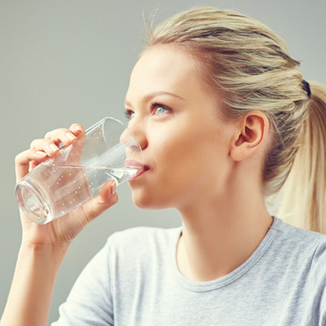 ¿Es el agua mineral más sana que la del grifo?