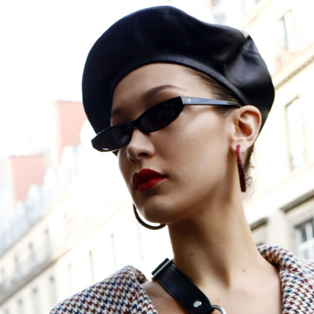 Con boina pero también con mallas, Bella Hadid reinventa el chic francés