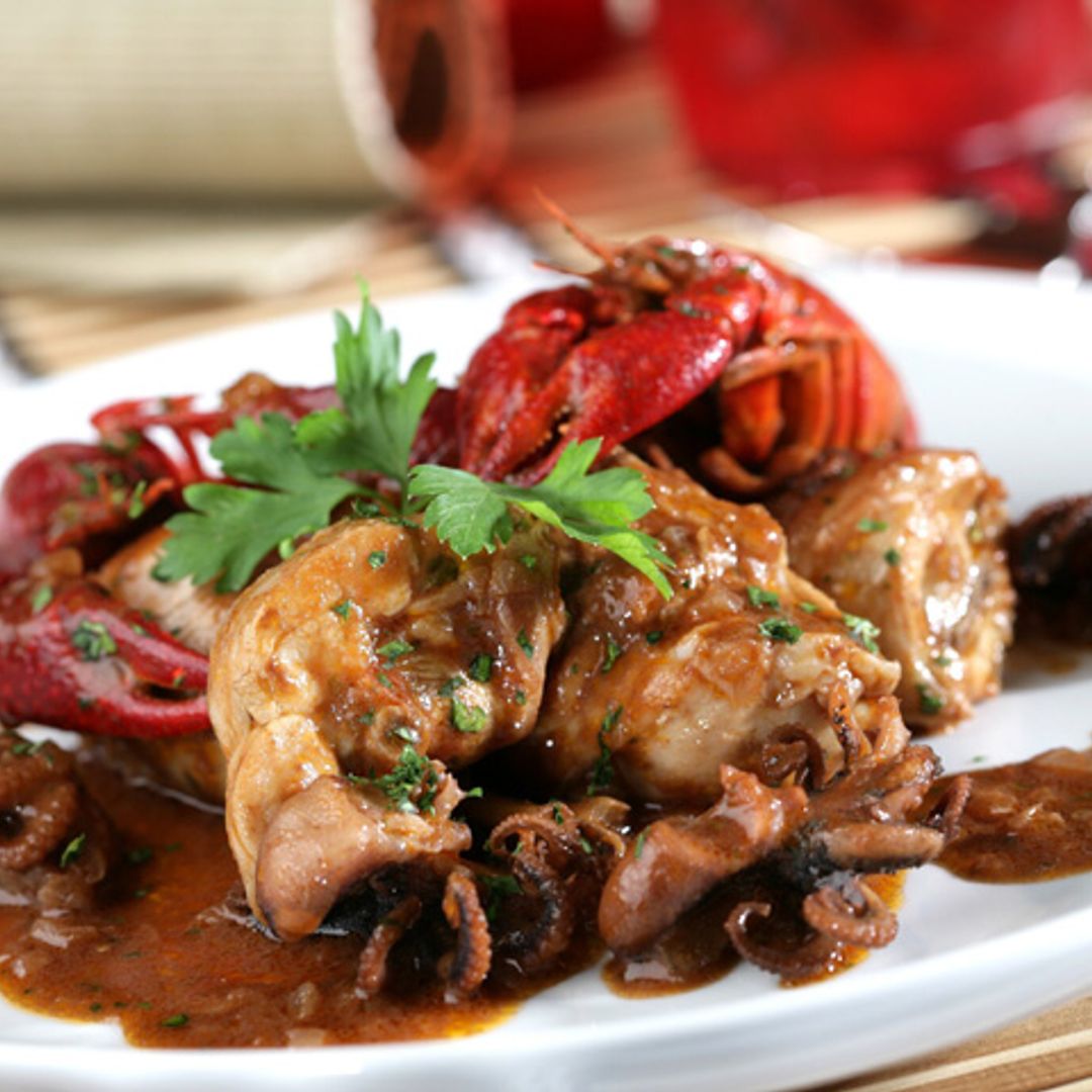 Conejo estofado con pulpitos y cangrejos de río