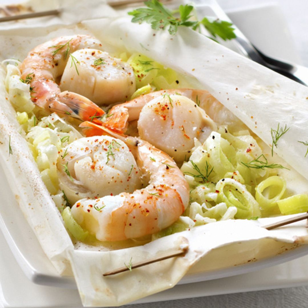 Papillote de gambas y zamburiñas con puerros