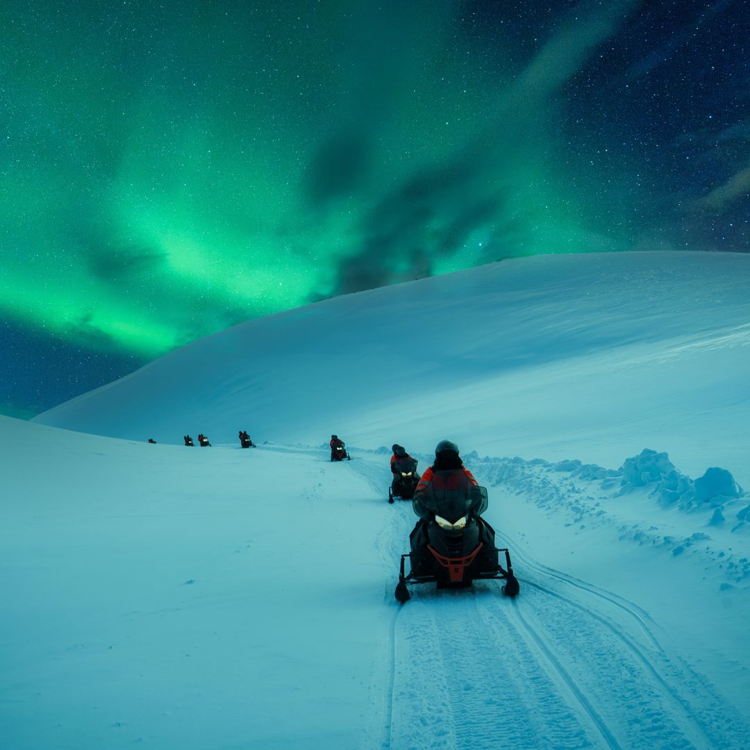 Excursión en moto de nieve avistando a la aurora boreal en Islandia