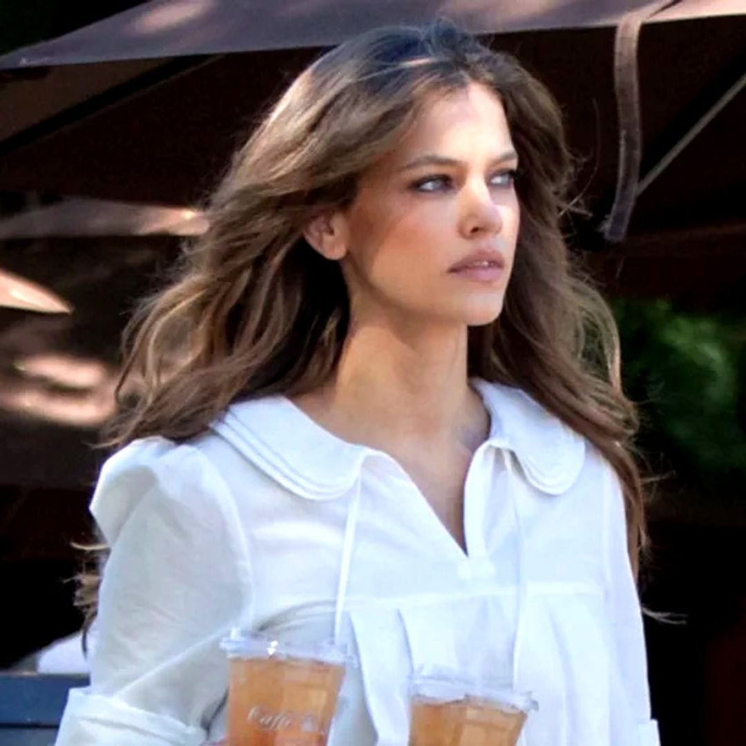 Barbara Palvin vuelve a desfilar para Victoria's Secret tras dar a luz y calienta motores con un look de minivestido blanco y botas altas