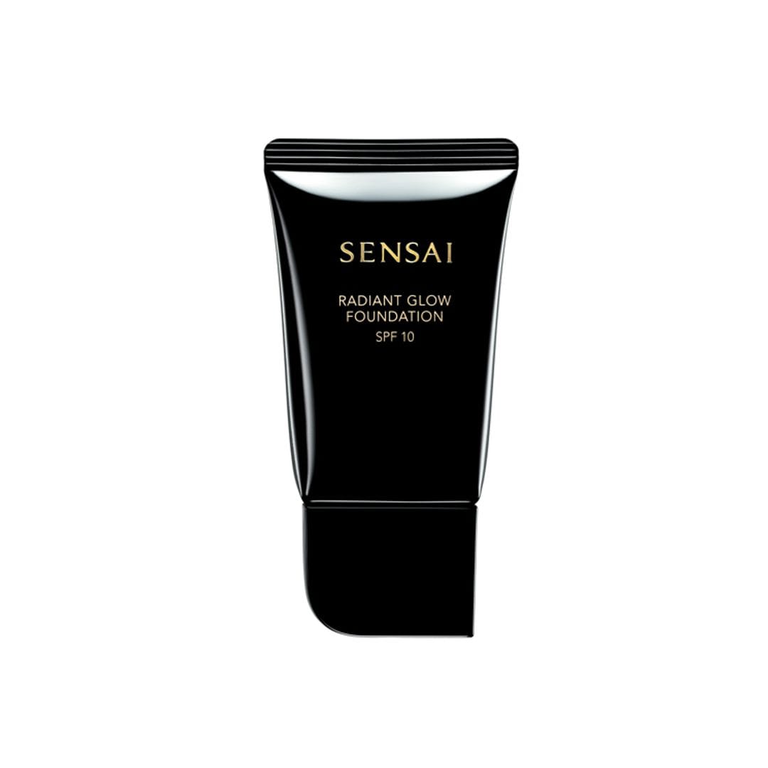Radiant Glow Foundation, de Sensai (66,50 euros); la nueva base de maquillaje de acabado radiante de la marca es líquida, en refrescante textura gel con innovadores aceites de color y la cobertura ligera y sedosa que se adhiere a la piel con un acabado de velo invisible que se adapta a cada expresión facial sin marcar líneas de expresión. 