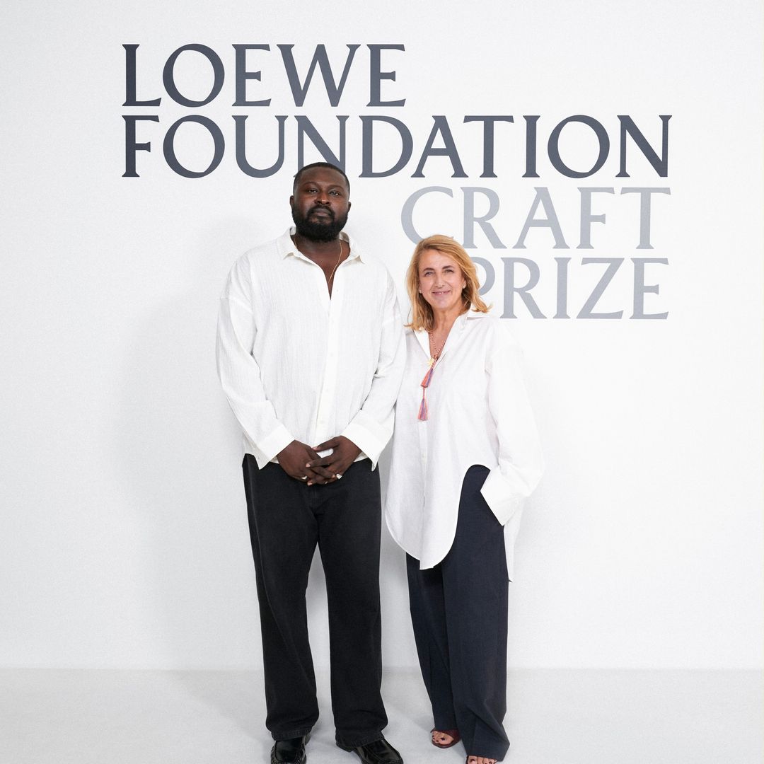 Patricia Urquiola junto al artista nigeriano Nifemi Marcus-Bello, mención de honor en el Craft Prize 2025 de la Fundación Loewe