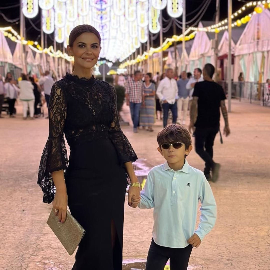 María José Suárez en la feria de su pueblo con su hijo Elías