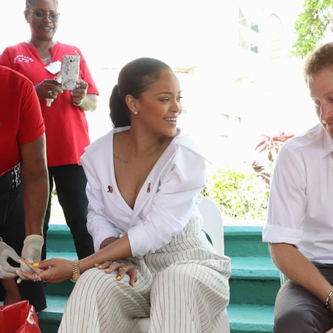 Harry de Inglaterra y Rihanna comparten bromas, abrazos y hasta una prueba de VIH en vivo y en directo en Barbados