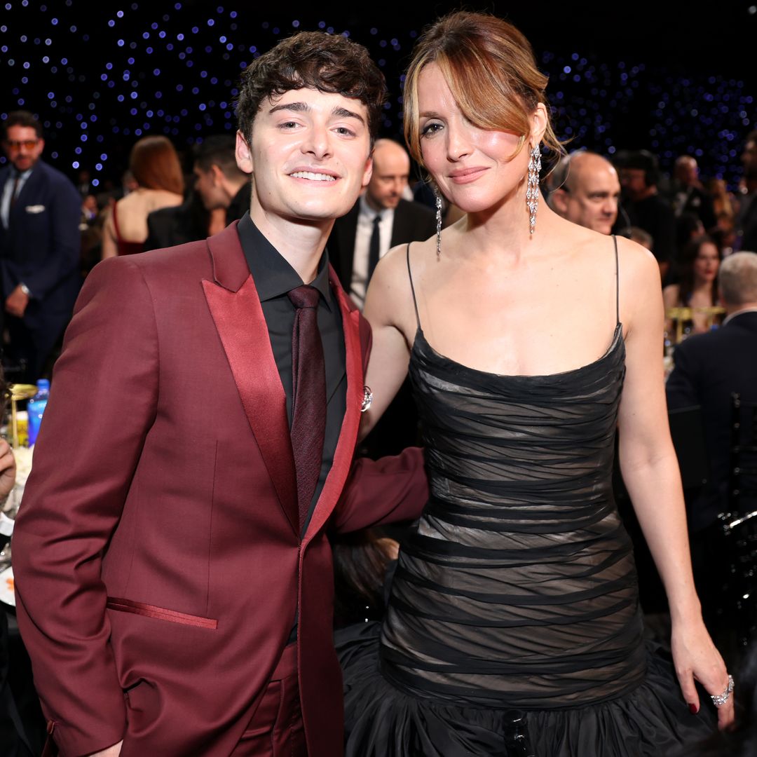 Noah Schnapp con Rose Byrne