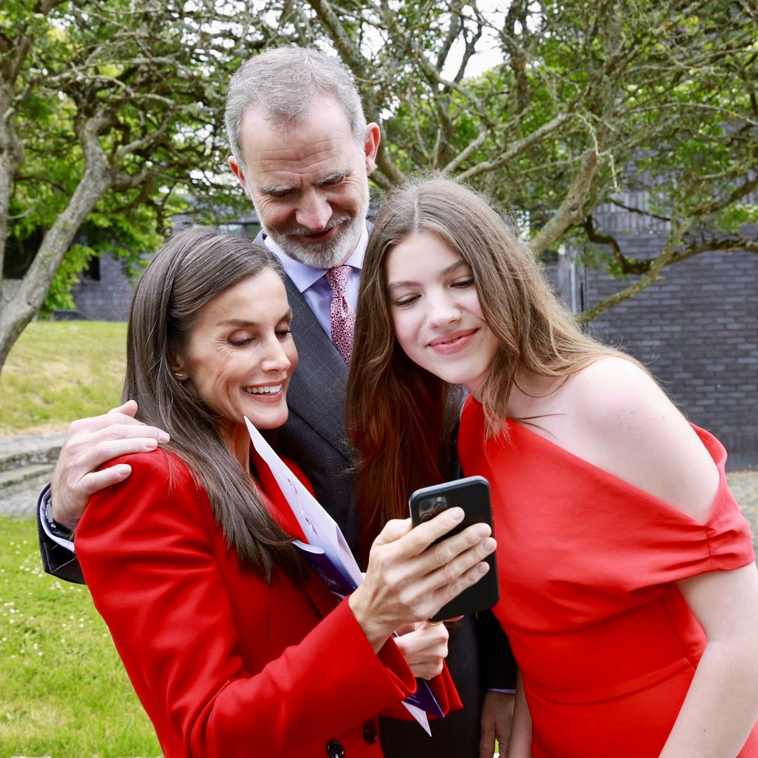 Las últimas horas de la infanta Sofía en Gales: el abrazo de sus compañeros y las fotos de los Reyes junto al resto de padres