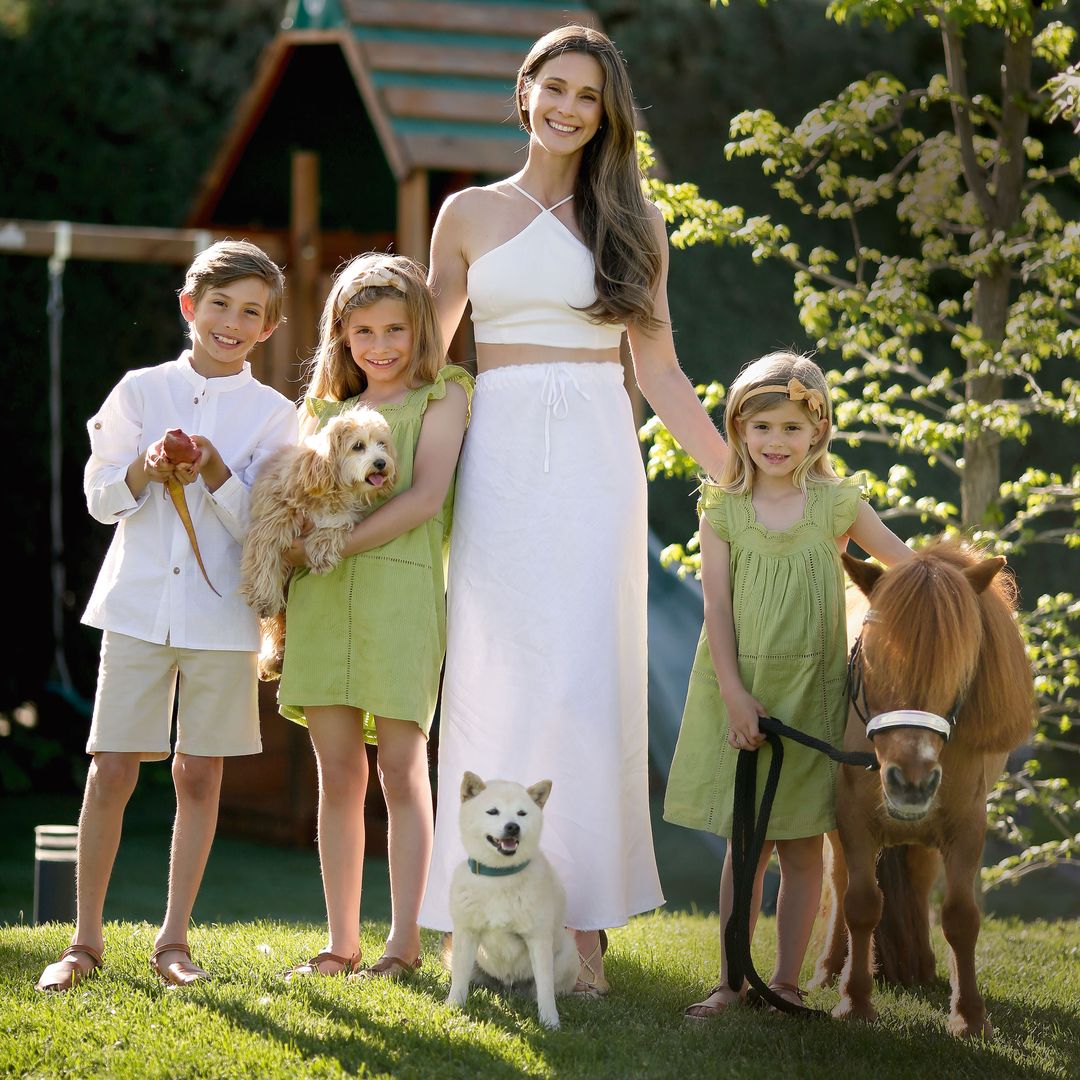 Astrid Klisans, mujer de Carlos Baute, y sus hijos nos enseñan su minigranja en casa: ponis, perros y ¡hasta un dragón!