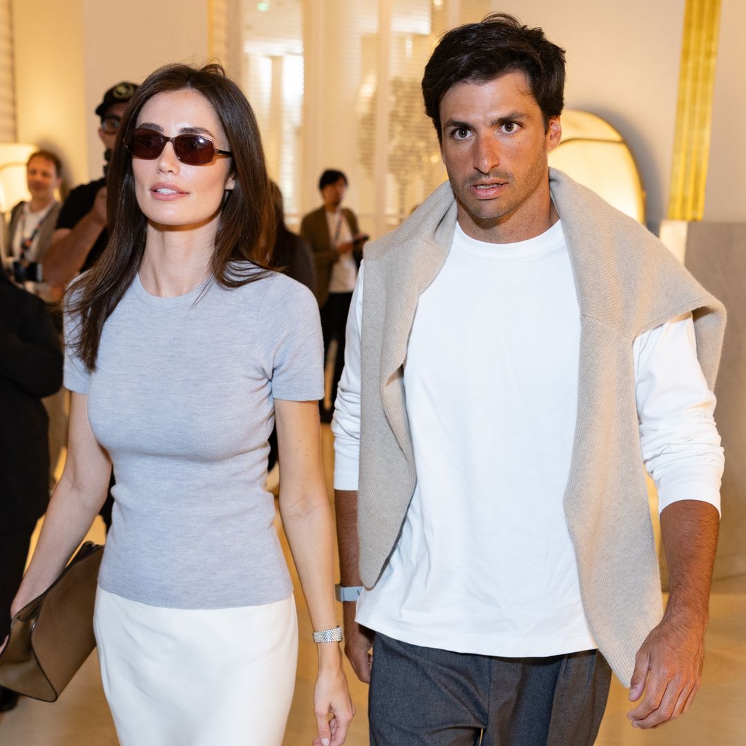 Carlos Sainz Jr. y Rebecca Donaldson llegan a Cannes derrochando estilazo con looks a juego