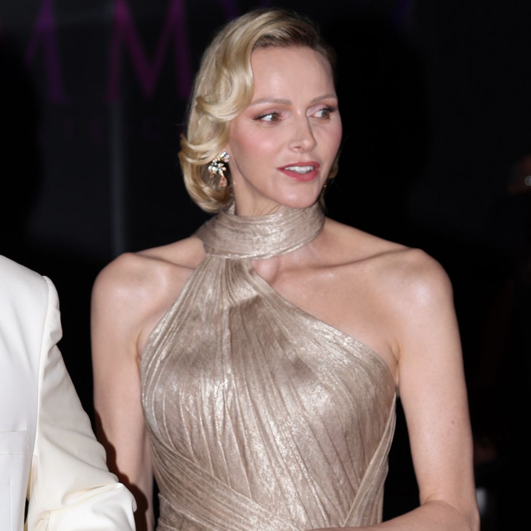 Charlene de Mónaco deslumbra en el Baile de la Cruz Roja con un vestido dorado de drapeados y espalda al aire al más puro estilo 'chica Bond'