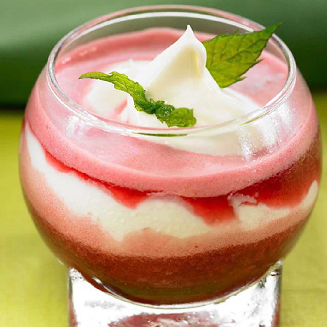 Sorbete de limón con sopa de cerezas