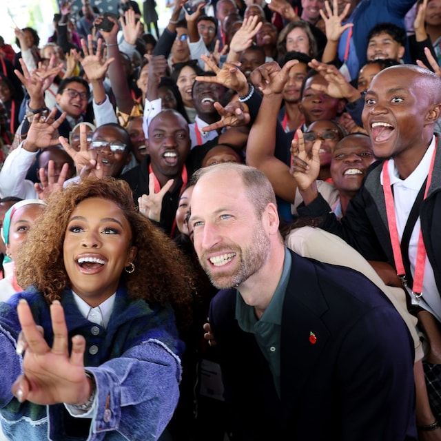 Plano general del Principe Guillermo haciéndose un selfie con Nomzamo Mbatha y participantes del Earthshot 2024