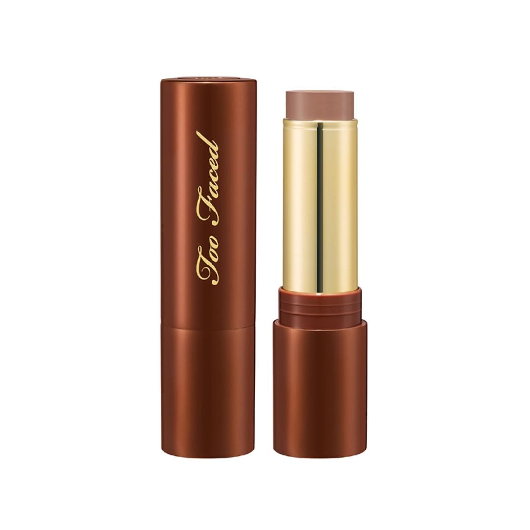 Chocolate Soleil Melting Bronzing & Sculpting Stick, de Too Faced (33 euros) con irresistible olor a chocolate con naranja, disponible en siete tonos y con una fórmula suave muy fácil de difuminar. 