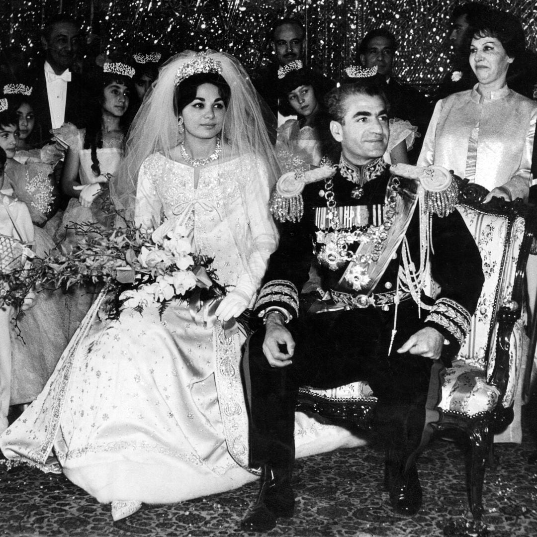 Un vestido de Yves Saint Laurent, el mayor diamante rosa del mundo y 300 kilos de hortensia: recordamos la boda del último Sha de Persia y Farah Diba