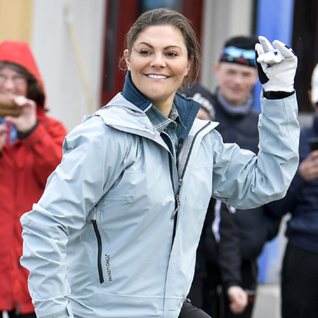 Tiro al blanco y bailes de moda: la última aventura de Victoria de Suecia sobre la nieve