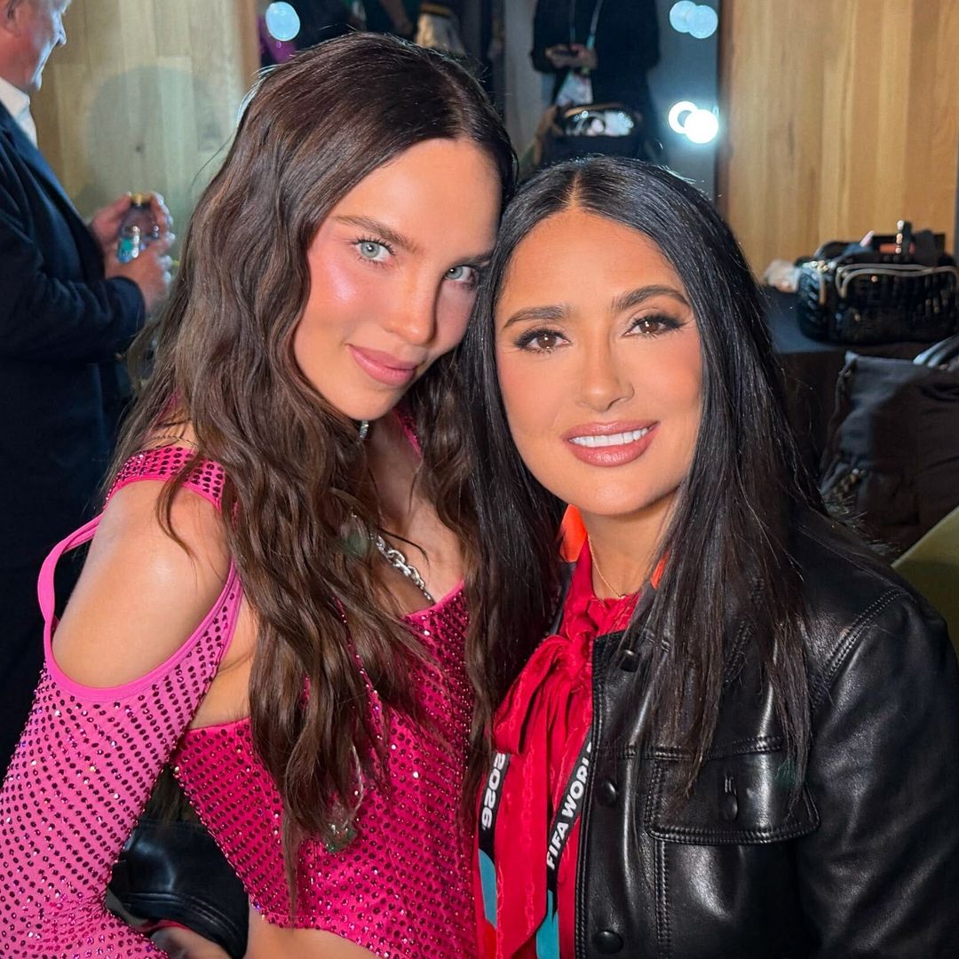 Con la bendición de Salma Hayek, Belinda toma el escenario en la inauguración del Mundial 2026