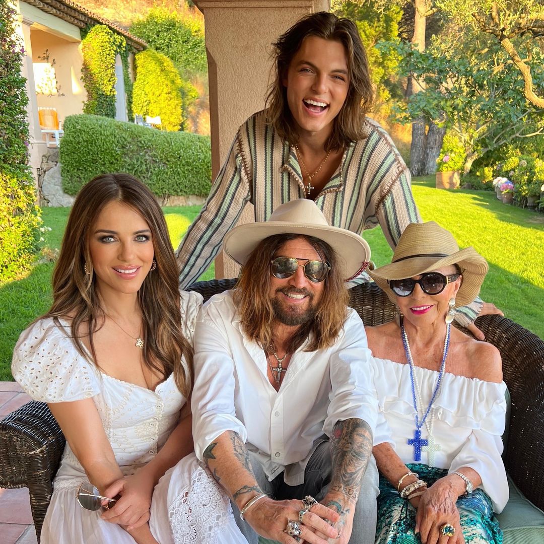 Elizabeth Hurley reúne en Saint-Tropez a Joan Collins y Billy Ray Cyrus en unas vacaciones de película