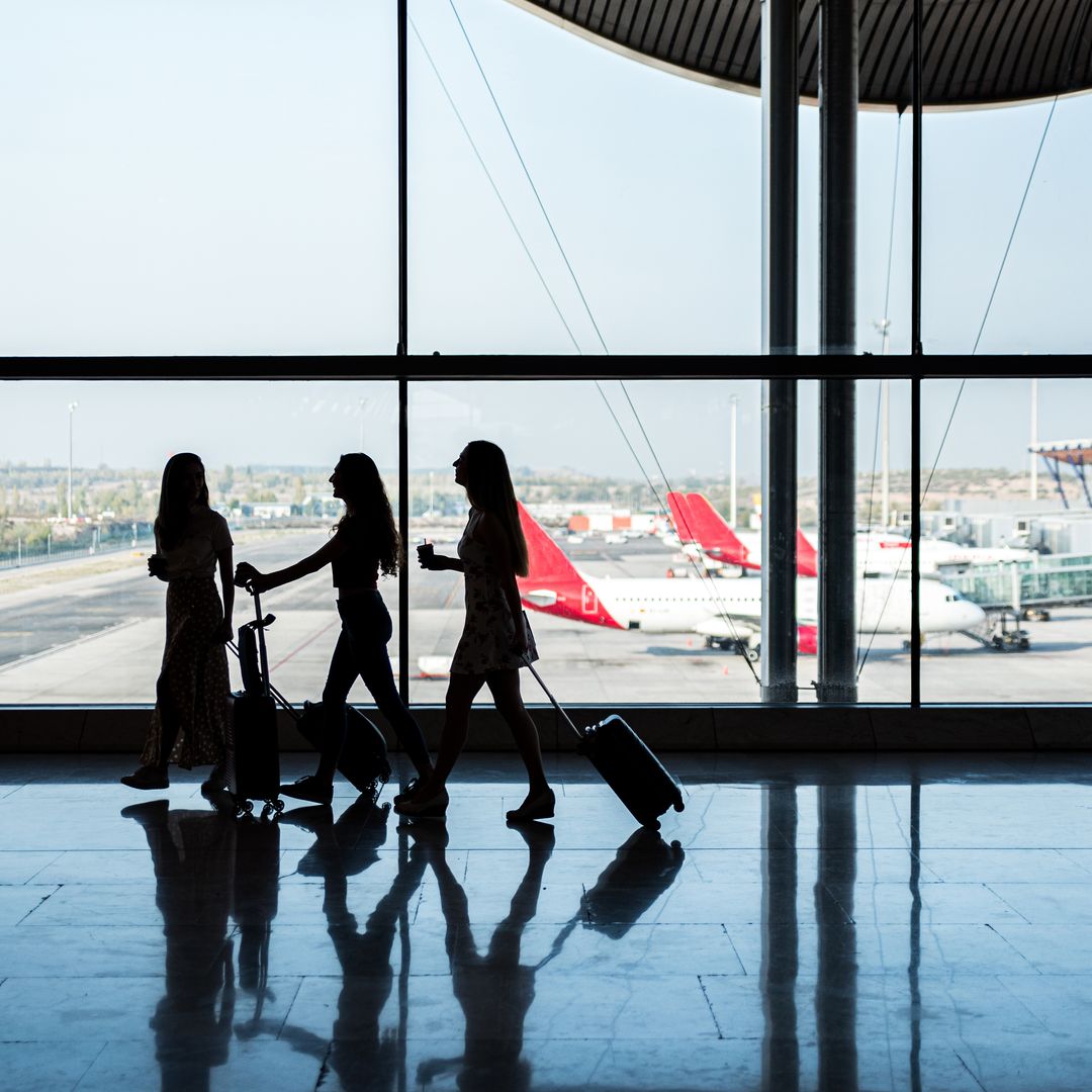 Jóvenes en el aeropuerto de Madrid-Barajas
