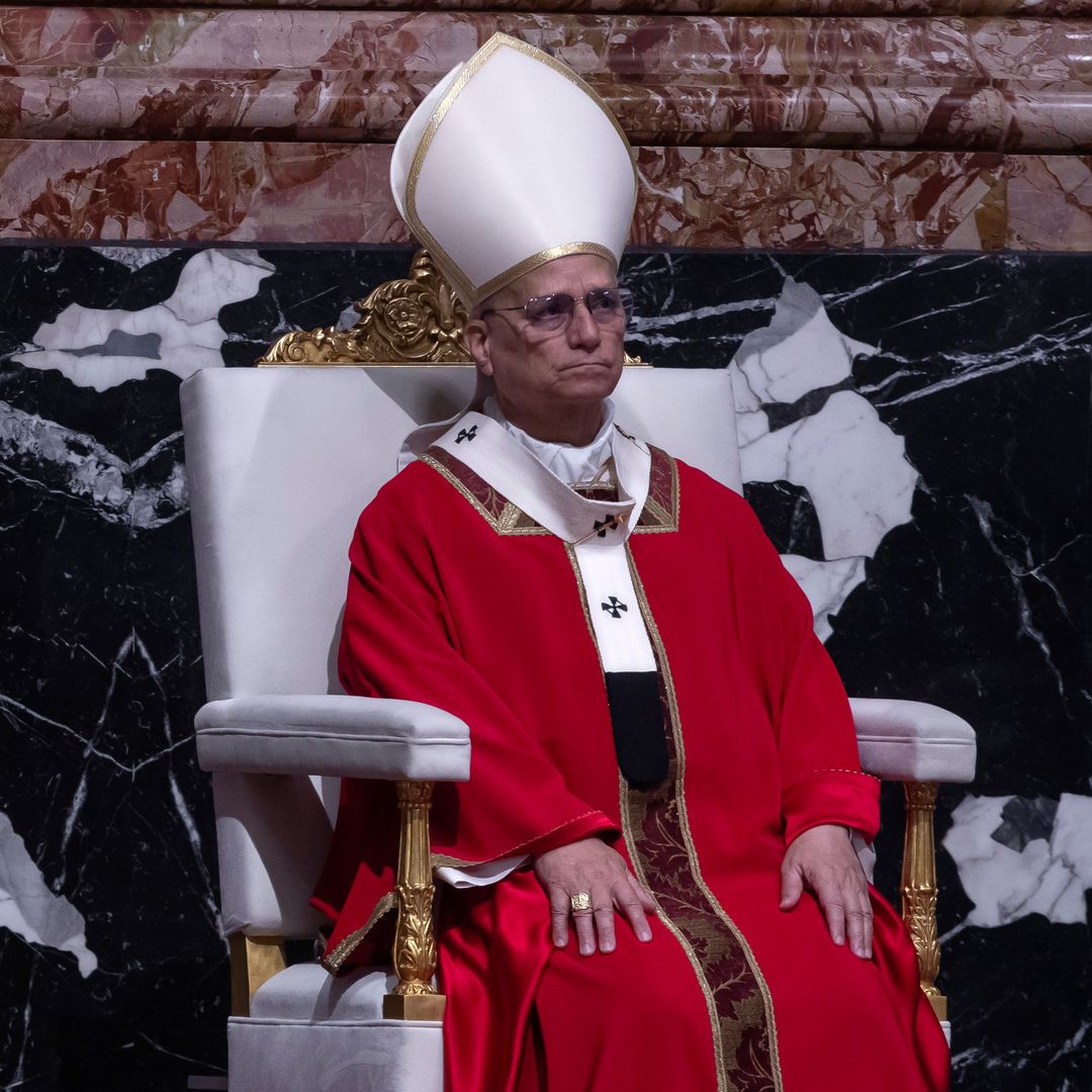El papa León XIV aparece durante la misa funeral del cardenal Emil Paul Tscherrig en el Altar de la Cátedra de la Basílica de San Pedro