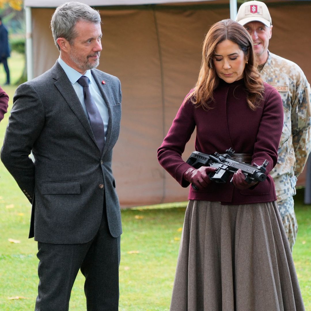 De la tiara al rifle de asalto: Mary de Dinamarca redefine el poder de su imagen en Letonia