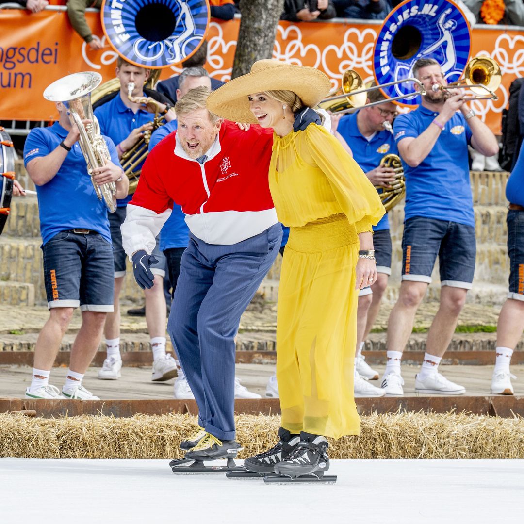 La imagen más insólita de Máxima de Holanda en el Día del Rey: patinando sobre hielo, con pamela y abrazando a su esposo