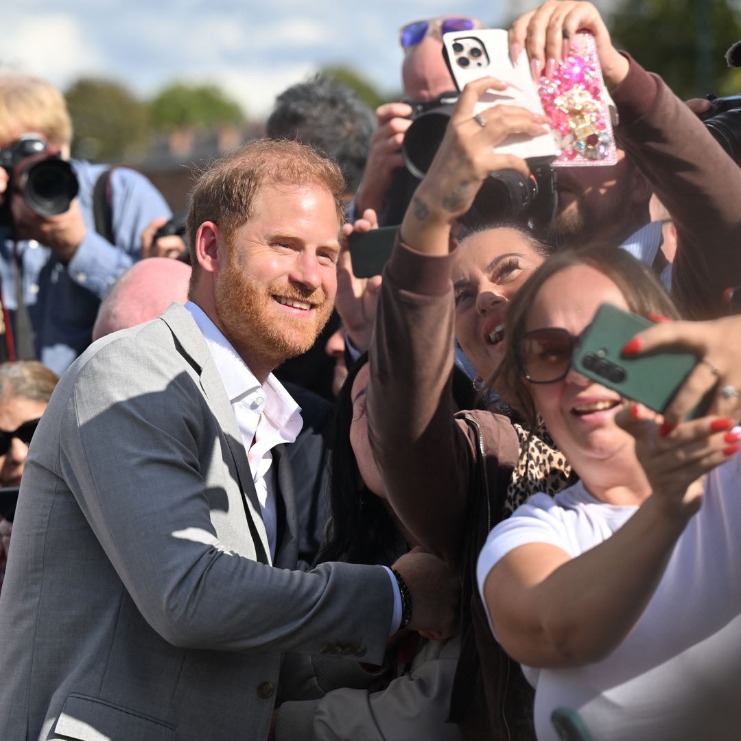 Harry se da un baño de masas en Reino Unido mientras el príncipe Guillermo sigue con su agenda por separado