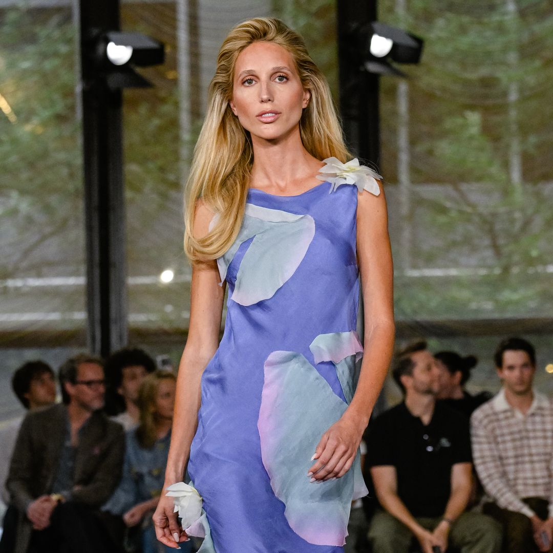 Olympia de Grecia, de princesa a modelo: desfila en Nueva York con un vestido lila y se convierte en una de las protagonistas de la Fashion Week