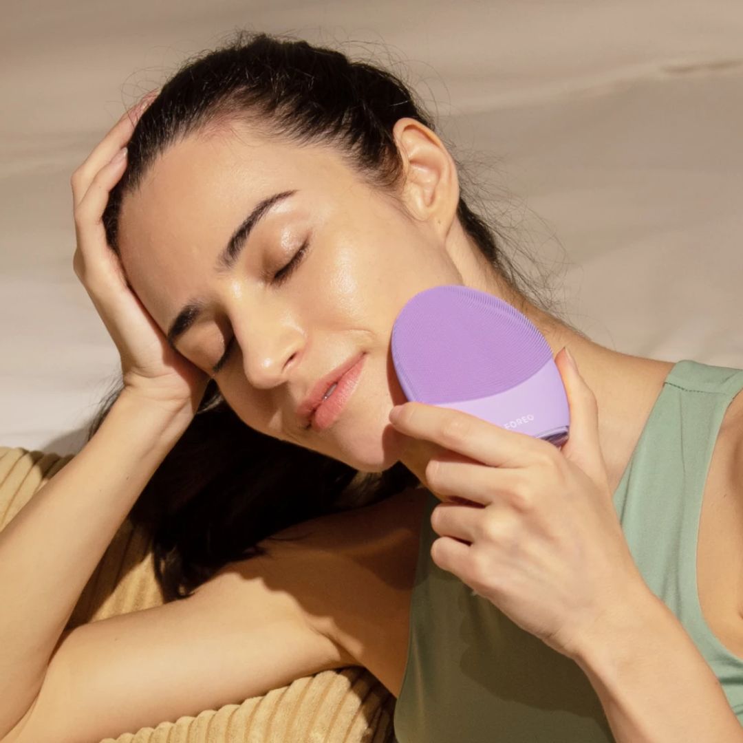 ¡Última oportunidad! El cepillo limpiador de Foreo para piel sensible sigue a mitad de precio