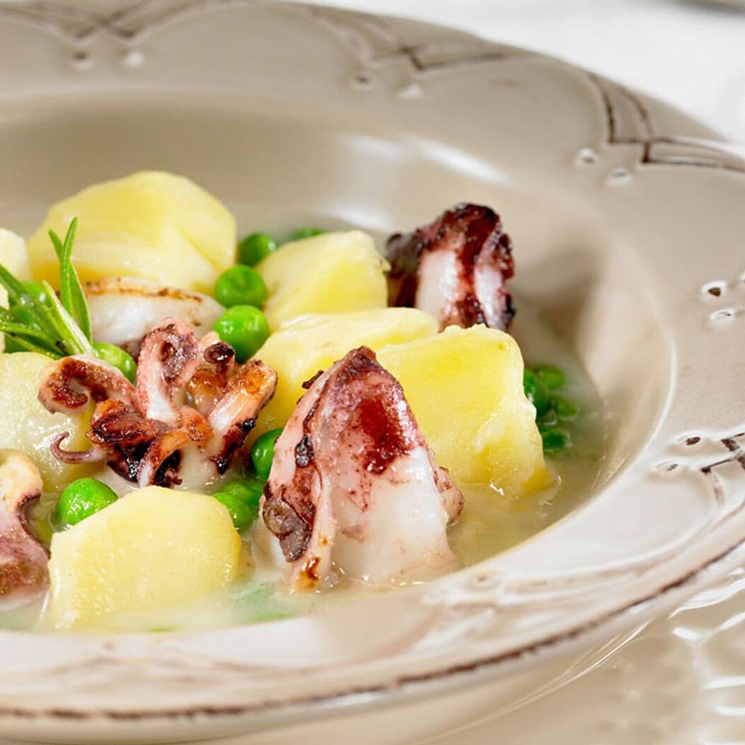 Patatas con chipirones y guisantes
