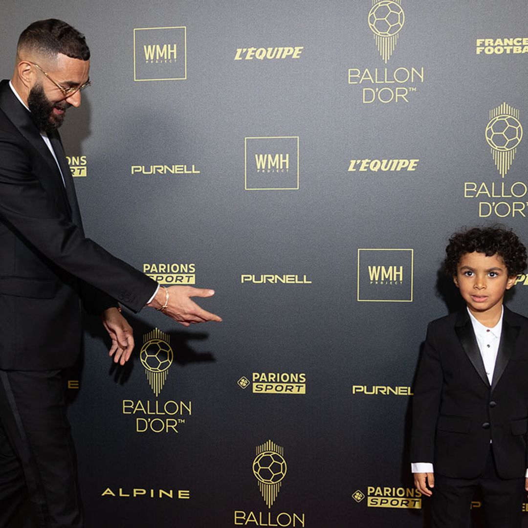 Karim Benzema recibe el Balón de Oro arropado por su novia, su ex y la otra estrella de la velada, su hijo Ibrahim