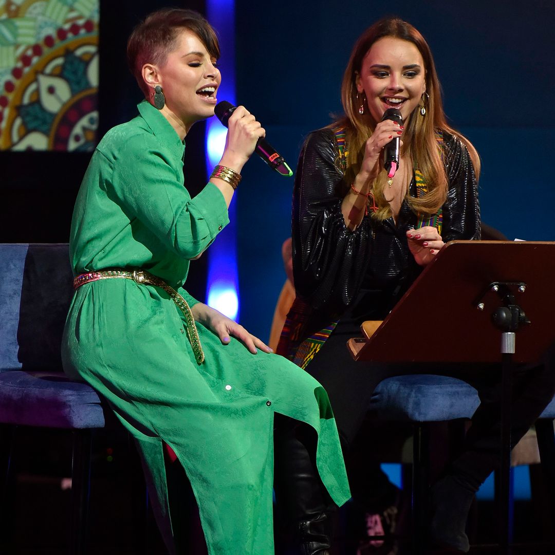Soraya y Chenoa actúan juntas durante un concierto en 2020