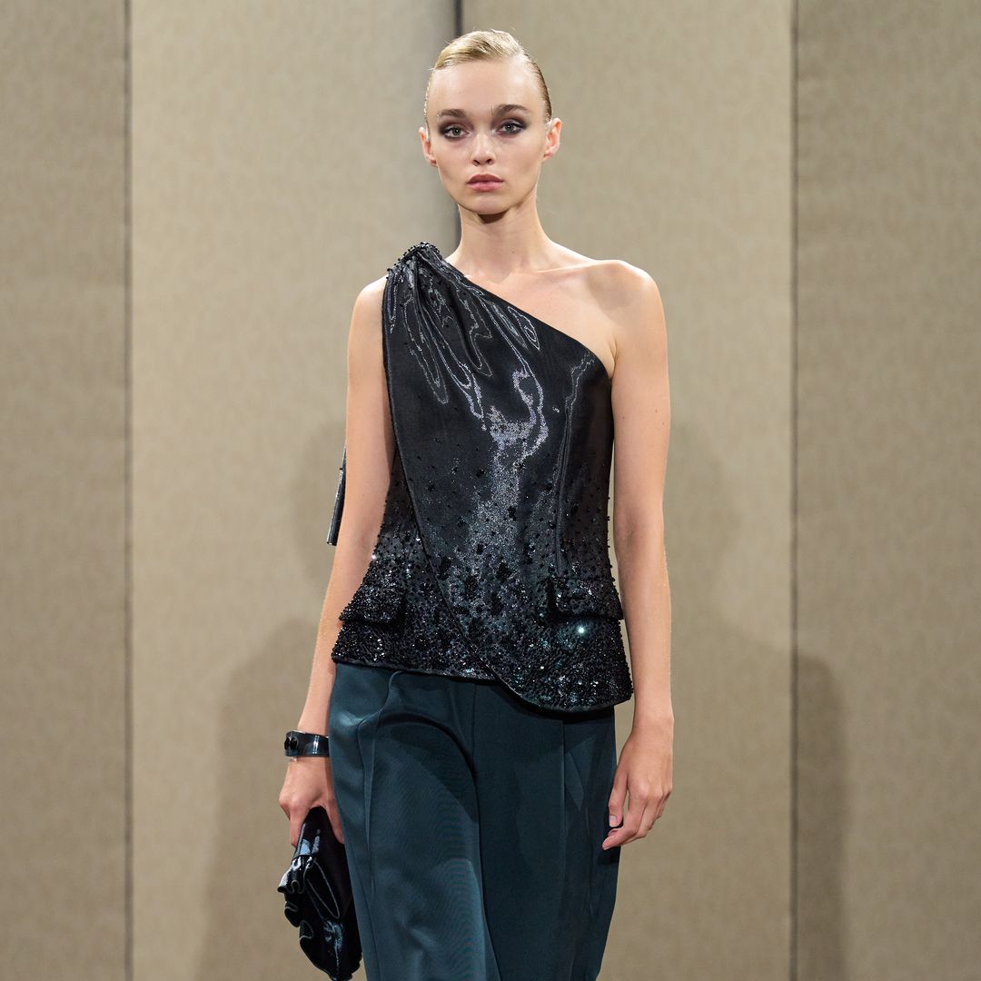 Silvana, digna heredera de Giorgio Armani Privé, defiende la sensualidad más discreta con sus esculturales diseños de noche bañados pedrería