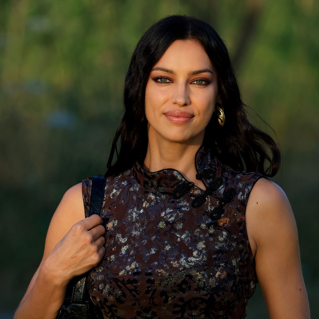 Irina Shayk, invitada 'secreta' al concierto de Bad Bunny en Madrid: su épico 'selfie' con Penélope Cruz y sus hermanos