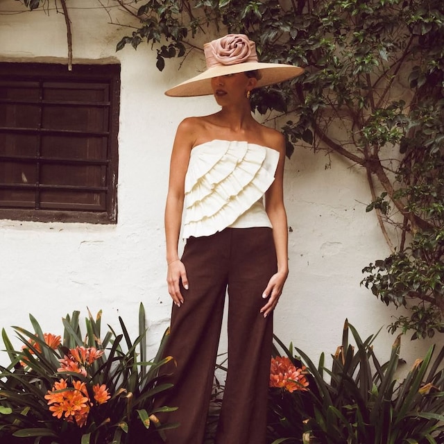 La influencer Rocio Millan con total look de invitada de Deluem y tocado