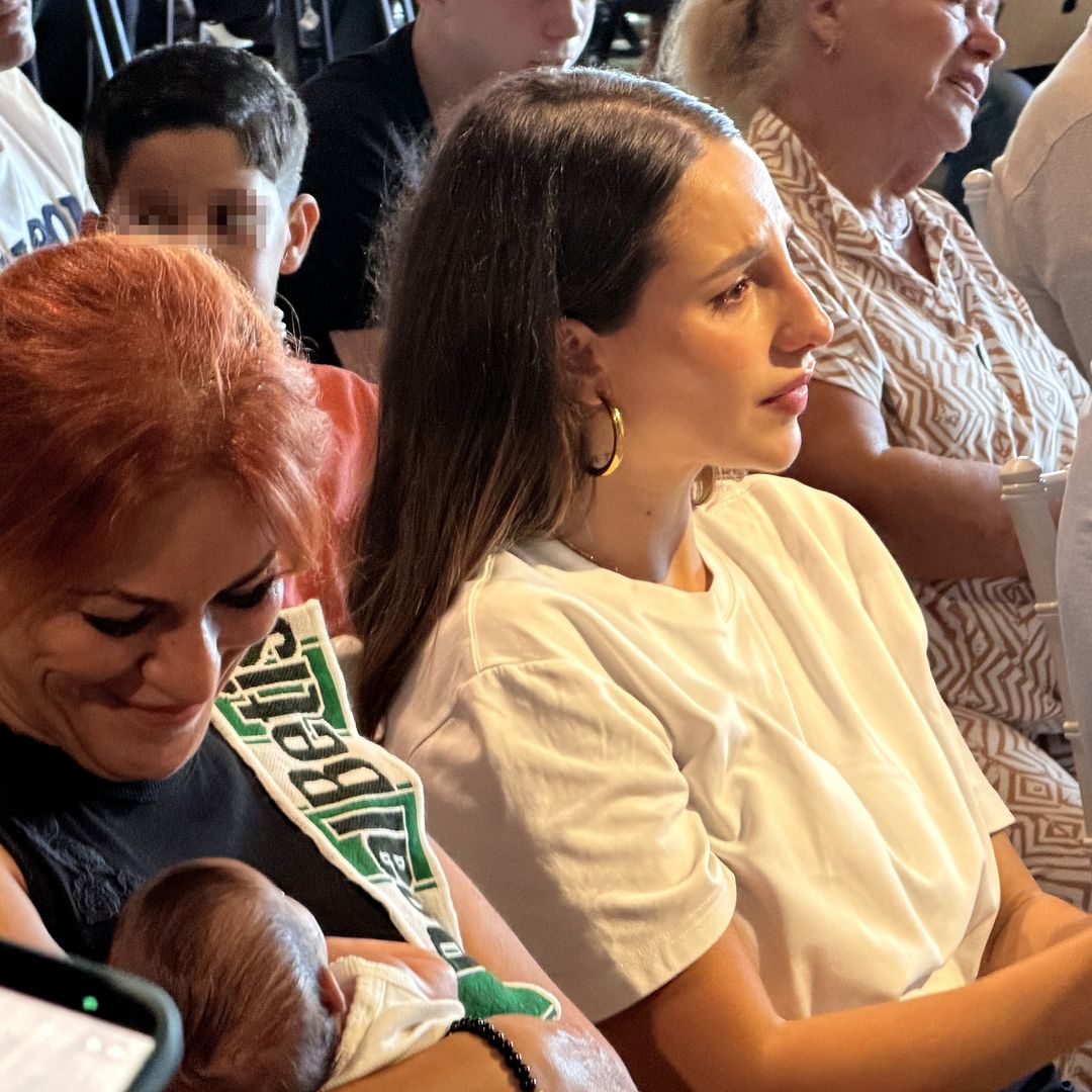 Luna Serrat, emocionada hasta las lágrimas junto a sus mellizas de 1 mes en la presentación de Dani Ceballos con el Betis
