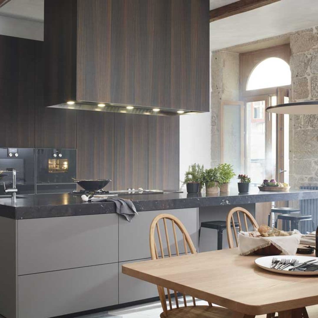 Una cocina con isla y comedor, todo en uno, para compartir momentos